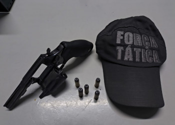 Homem é preso após ser flagrado pela PM com arma de fogo e munições na zona Sudeste de Teresina