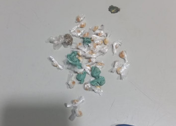 Homem é preso após ser flagrado vendendo pedras de crack e cocaína em praça no Centro de Teresina