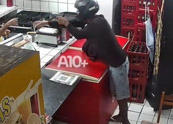 Bandido rende comerciante em lanchonete da UFPI, ameaça atirar em caso de reação e leva colar de ouro; VÍDEO!