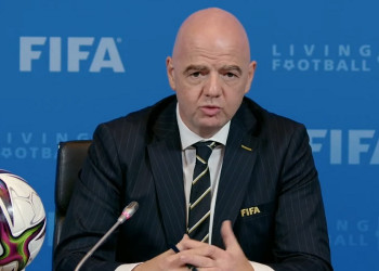 Infantino mantém sua candidatura à reeleição na Fifa apesar de crise: ‘Nada mudou