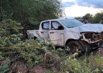 Veículo com prefeita e mais quatro pessoas tomba em curva na PI 213