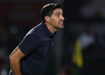 Abel Ferreira pode ser punido pelo STJD por chute em microfone