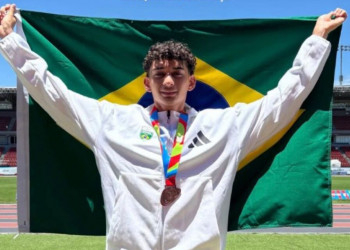 Atleta piauiense de 16 anos conquista bronze no salto triplo do Sul-Americano da Juventude no Panamá