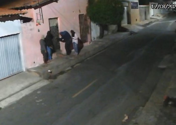 Vídeo flagra momento em que bandidos encapuzados invadem casa e matam homem em Teresina; assista