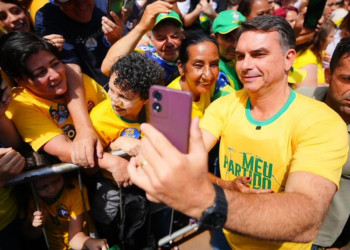 Campanha aconselha Flávio a não participar de debates no segundo turno