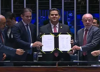 Com presença de Lula, Congresso promulga PEC do fim da escala 6x1