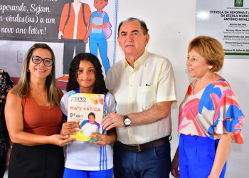 Prefeitura de Floriano entrega livros didáticos para alunos da rede municipal de ensino