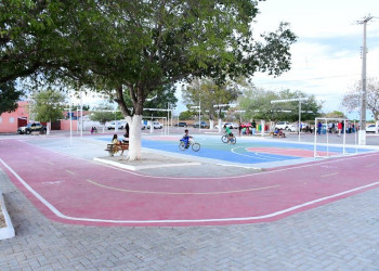 Praça Pedro Simplício, no bairro Taboca em Floriano, é reurbanizada e entregue pela Prefeitura