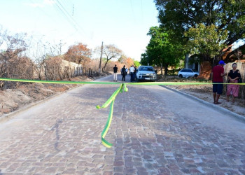 Prefeitura de Floriano entrega mais seis ruas calçadas à população nos 128 anos da cidade