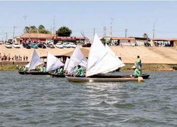 Regata de Canoas movimenta o domingo na beira-rio com apoio da Prefeitura de Floriano