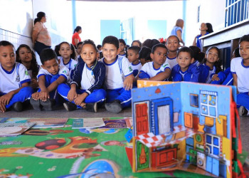 Prefeitura de Floriano leva Biblioteca Itinerante às escolas em comemoração ao mês do Folclore