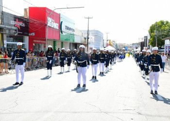 Desfile cívico encerra solenidades da Semana da Pátria em Floriano