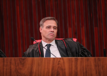 TSE determina remoção de postagens que vinculam Flávio Bolsonaro a ícone religioso