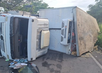Caminhão carregado de frango tomba em estrada na zona rural de Floriano, Sul do Piauí