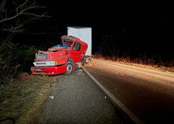 Mulher fica presa às ferragens e tem perna quebrada após carreta bater em micro-ônibus no Piauí