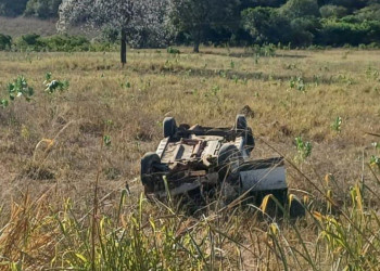 Motorista perde controle da direção, invade pista contrária e capota carro no interior do Piauí