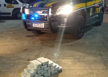 PRF apreende 20 kg de pasta base de cocaína no fundo falso de carro em Altos, Piauí; motorista é preso