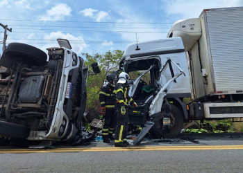 Colisão frontal entre caminhões deixa uma pessoa gravemente ferida na BR-402, em Buriti dos Lopes