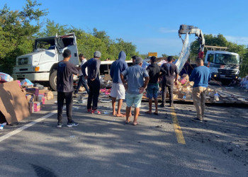 Caminhão carregado de mercadorias tomba e sai da pista em rodovia no Piauí; trecho ficou parcialmente interditado