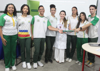 Ex-alunos da rede estadual compartilham carreira e inspiram estudantes em mostra de profissões
