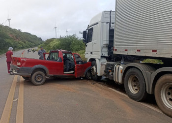 Jovem morre após colidir carro contra carreta no interior do Piauí