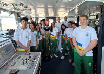 Aula a bordo: estudantes da Escola do Mar acompanham rotina de navio da Marinha em Luís Correia