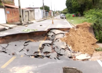 Avenida é interditada por formação de cratera após forte chuva na zona Sudeste de Teresina