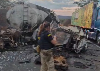 Motorista morre após colisão traseira entre caminhões na BR-316, em Dom Expedito Lopes-PI