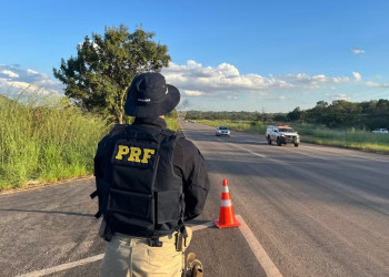 Motorista de 37 anos morre após caminhão sair da pista na BR-135, no Sul do Piauí