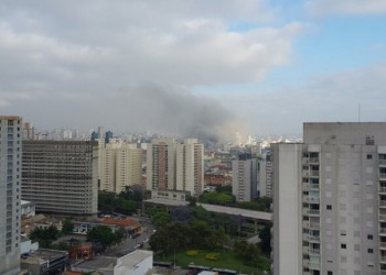 Incêndio de grandes proporções atinge shopping no Brás, no centro de São Paulo