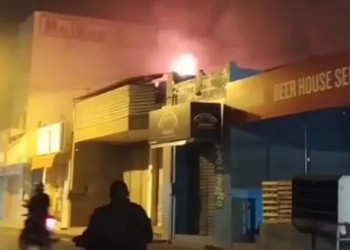 Incêndio destrói depósito de supermercado em Picos; 3º caso em menos de uma semana no Piauí