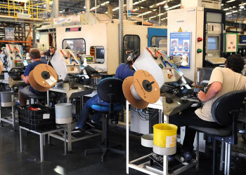Faturamento da indústria sobe, mas emprego cai pelo terceiro mês, aponta dados divulgados pela CNI