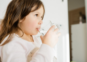 Pediatra alerta população sobre os benefícios da hidratação na infância
