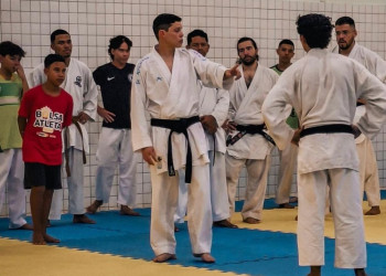 Curso de Karatê com campeão mundial reúne atletas no Centro de Artes Marciais Sarah Menezes