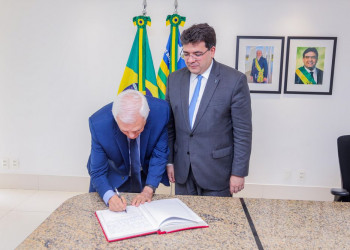 Governador Rafael Fonteles transmite cargo para cumprir missão oficial em Portugal