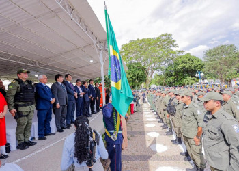 Governador promove 255 PMs durante solenidade em comemoração ao Dia da Bandeira no Piauí