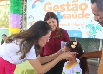 Carretinha da Saúde entrega óculos para crianças de cinco municípios do Sul do Piauí