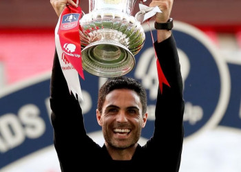 Gênio ou louco? Treinador do Arsenal faz jogos mentais para manter time sempre atento
