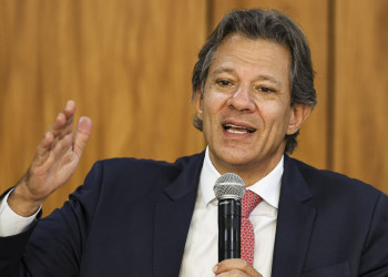 ‘Alguém precisa de R$ 40 milhões para fritar hambúrguer?’, diz Haddad sobre Pix para Bolsonaro