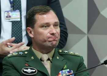 Advogado quer anular delação de Cid após conversa por rede social
