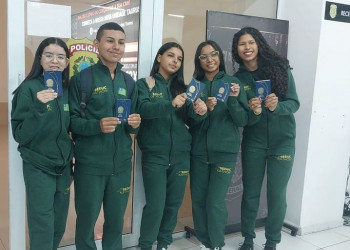 Estudantes de Lagoa Alegre recebem passaportes para intercâmbio na Austrália