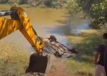 Motorista morre após carro capotar e ficar submerso em lago no Piauí