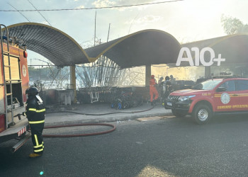 Incêndio de grandes proporções atinge Troca-Troca, famoso ponto comercial de Teresina; VÍDEO!