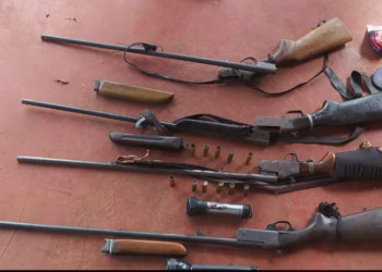 Armas de homens que praticavam caça ilegal em fazenda no interior do Piauí são apreendidas pela polícia