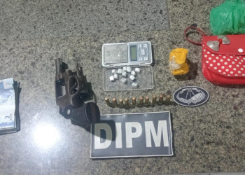 Polícia Miliar prende homem com arma, drogas e munições durante patrulhamento no Litoral do Piauí