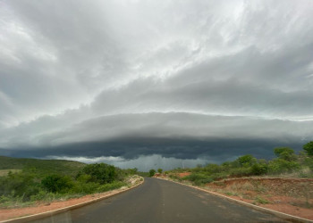 Inmet divulga novos alertas e chuvas intensas seguirão no Piauí nas próximas horas; previsão de ventos de até 100 km/h