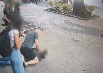 Homem toma celular da ex para verificar conversas e é contido por delegado à paisana em BH