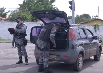 Assaltantes colidem carro roubado em motociclista e fogem a pé em Teresina