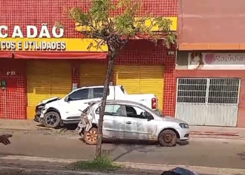 Picape invade calçada de loja ao colidir com carro de passeio em Altos-PI; duas pessoas ficam feridas