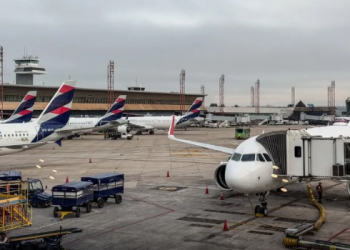 Anvisa atualiza regras de segurança sanitária para aviões e aeroportos